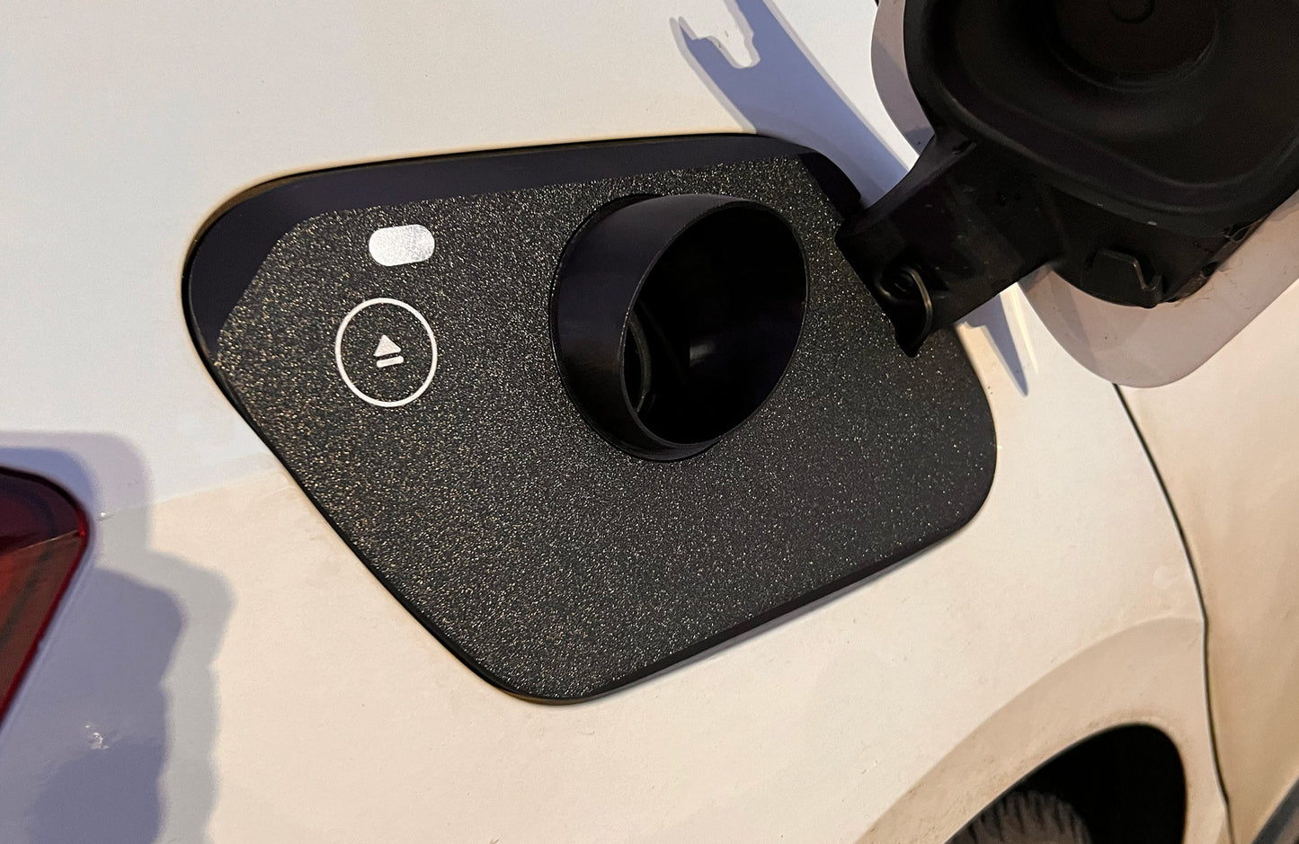 Cupra Born Sne-cover - Slut med is og sne i ladestikket!